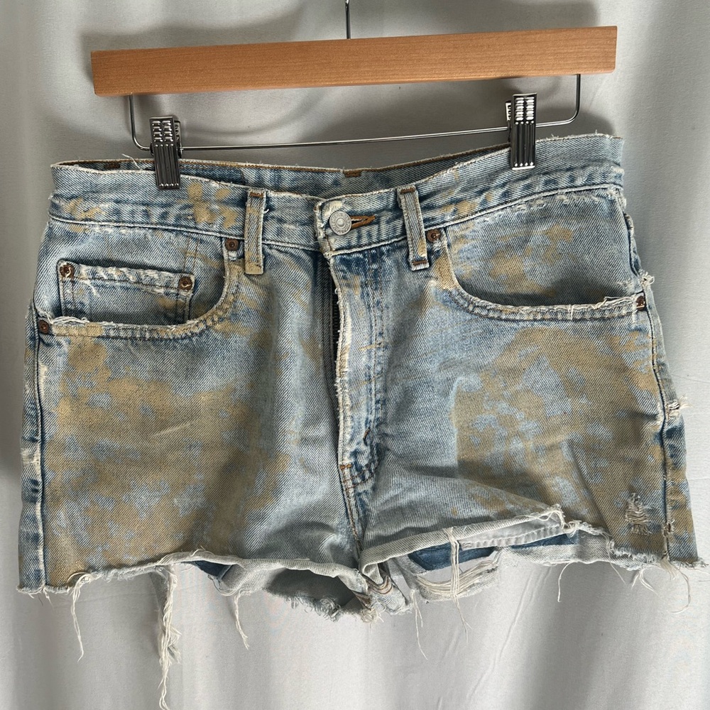 Distressed Levi High Waisted 550 Shorts